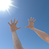 両腕伸ばす/太陽/光/浴びる - 手の表情・ポーズ｜無料イラスト素材