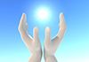 太陽｜手｜包み込む  | 環境・自然・エネルギー・災害 - 環境イメージ｜フリーイラスト素材