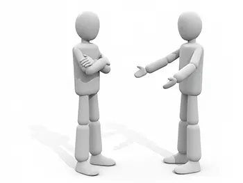 腕を組んで聞く人と両手を広げて話す二人の人物のイラスト