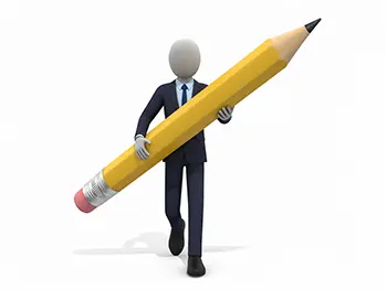 大きな黄色い鉛筆を両手で持って歩くスーツ姿の人物