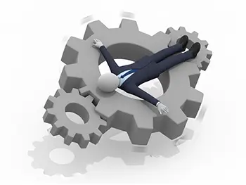 大きな歯車の上で疲れ果てて仰向けに倒れているスーツ姿のビジネスマン