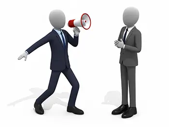 メガホンを使って同僚に話しかけるスーツ姿のビジネスマン