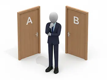 AとBの2つのドアの前で、どちらを選ぶか考え込んでいるスーツ姿のビジネスマン