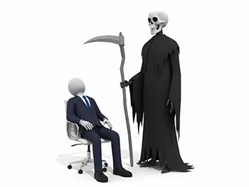 オフィスチェアに座るビジネスマンの隣に立つ、大きな鎌を持った死神