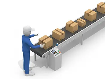 工場の生産ラインでベルトコンベアを流れる段ボールを指差しで検品している作業員のフリーイラスト