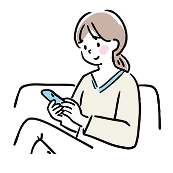 ソファに座ってリラックスしながらスマートフォンを笑顔で操作する女性の無料イラスト