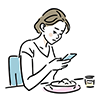 食事をしながらスマートフォンを操作する女性の無料イラスト