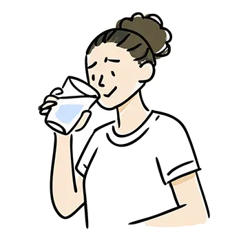 笑顔でコップに入った水（飲み物）を飲んでいる女性の無料イラスト。