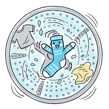 洗濯機の中で、Tシャツや他の衣類と一緒に、擬人化された靴下のキャラクターが楽しそうに回っている無料イラスト。