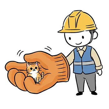 ヘルメットをかぶった作業員が、大きな手袋をはめた手のひらに小さな子猫を乗せ、優しい笑顔で見つめている無料イラスト。