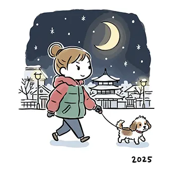 2025年の冬の夜、雪が積もる古い街並み（京都風）を、犬を連れて散歩する女性の無料イラスト。