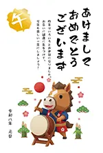 【無料】2026年午年の年賀状テンプレート｜太鼓を叩く可愛い馬