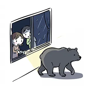夜、窓から懐中電灯で外を照らし、家の前を歩く大きな熊を見て怯える母親と子供