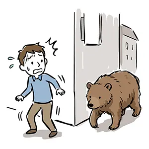 建物の角で冷や汗をかきながら隠れる男性と、そのすぐ近くを歩き去ろうとする熊