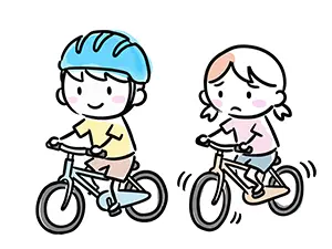 ヘルメットを被って安全に自転車をこぐ笑顔の男の子と、ヘルメットなしでふらつきながら走る女の子の対比イラスト