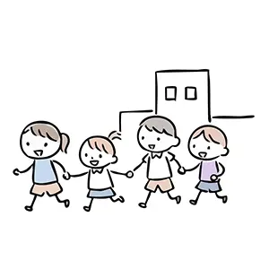 学校の前で4人の子供たちが手を繋いで元気に走っているイラスト