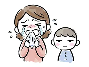 ハンカチで涙を拭い号泣する母親とその横で冷静な表情で立つ男の子