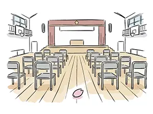 パイプ椅子が並べられた卒業式会場の体育館と床に落ちた一枚の桜の花びら