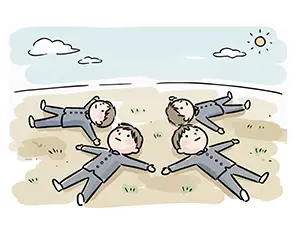青空の下、グラウンドで円を描くように大の字で寝転がる4人の男子学生